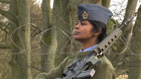 Sri Lankan Soldiers Finish Course At British Military