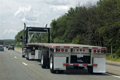 risks  flatbed truckers understand truck insurance quotes