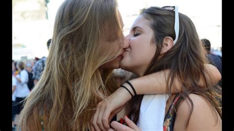 how hot girls kiss in public and alone lol crazy girls