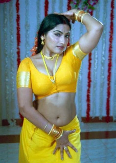 Merable Celebrity And Model Aunty Show Big Navel With