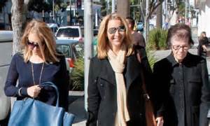 lisa kudrow goes shopping with her grandmother and sister in beverly hills daily mail online
