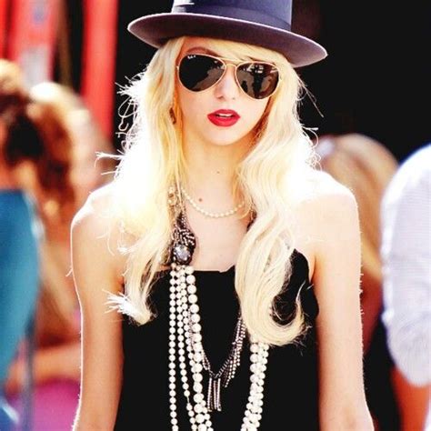 Taylor Momsen Red Lips Vintage Outfit Raw Bad And Edgy Look