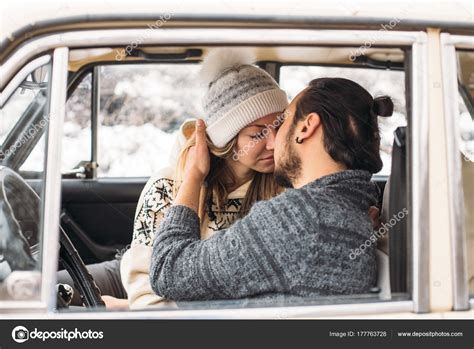 una pareja de san valentín sentada dentro de un coche