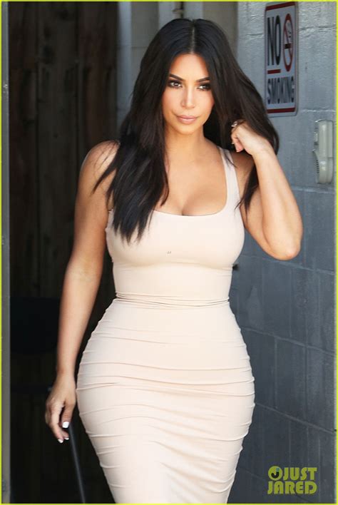 kim kardashian flaunts 26 inch waist in skin tight dress photo 3673097