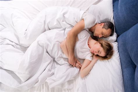postura de la cucharita es la mejor para dormir en pareja adelgazar