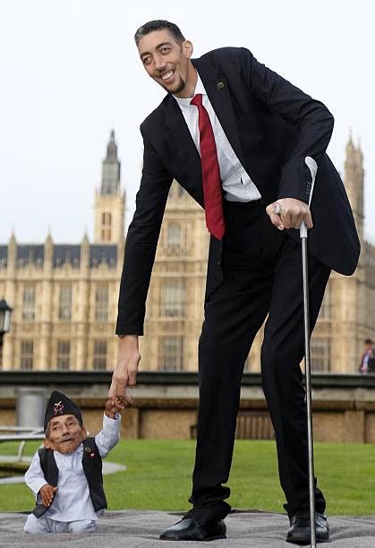 World S Tallest And Shortest Men Meet For Guinness World Records Day