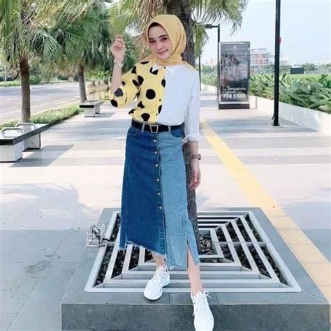 10 Inspirasi Ootd Hijab Dengan Rok Denim Super Kece And Stylish Nih