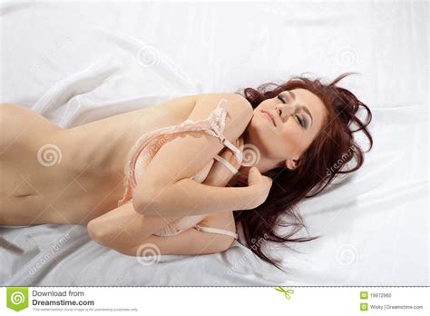 la chica joven atractiva atractiva en la seda desnuda el sujetador foto de archivo imagen de
