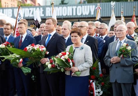 Prezydent I Premier Złożyli Kwiaty Pod Bramą Nr 2 Stoczni Gdańskiej