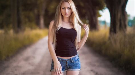 Blonde Girl In Depth Of Field Hd Hd Girls 4k Wallpapers Images