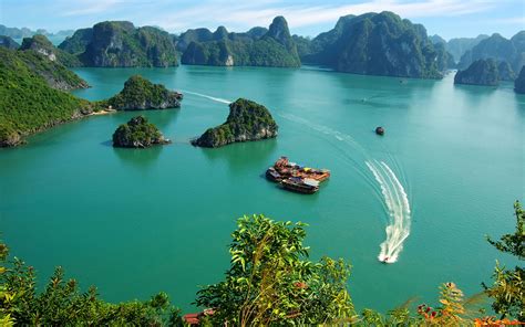 halong bay famous tourists attraction place  vietnam   world