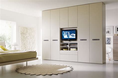 L.130 p.36 h.201 ✓ dotata di una pratica anta con 2 ripiani interni e 2 appendiabiti ✓ realizzata in finitura patinato beige e . Come scegliere l'armadio giusto - CASAfacile