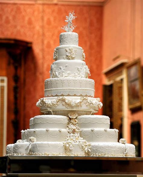 piece  donald  melania trumps wedding cake   sold   insane amount  money