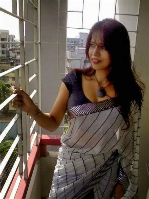 desi beautiful indian hot housewife in saree photos