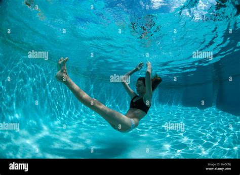 13 Jahre Altes Mädchen Unter Wasser Im Schwimmbad Kauai Hawaii