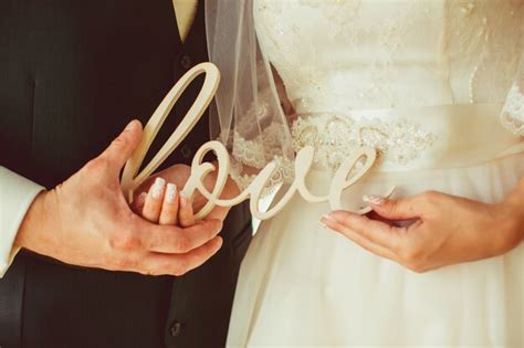 newly married couple holding  letters  love photo premium