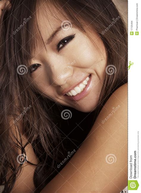 Gelukkige Mooie Glimlachende Aziatische Vrouw Stock Foto Afbeelding