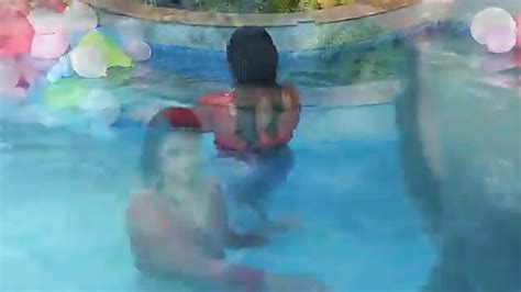 un couple indien amateur baise à la piscine