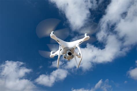 drone volando sobre el mar foto premium