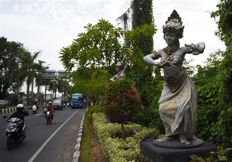 bali decides to not cover nude statues for saudi king s visit the