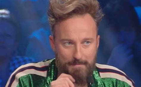 A svelare la verità è stato lui stesso. Francesco Facchinetti e i capelli folti e biondi: "Ho fatto un