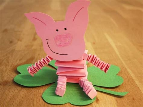 gluecksschwein mit kleeblatt und drei andere mehr pig crafts diy crafts