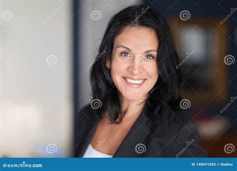 cámara española madura de smiling at the de la empresaria en la oficina