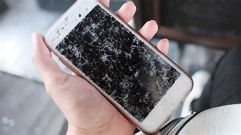 4 iphone mistakes you re making that can crack your screen