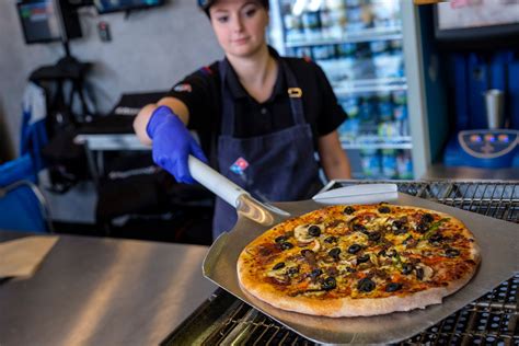 sterke cijfers voor dominos pizza mijlpaal  nederland