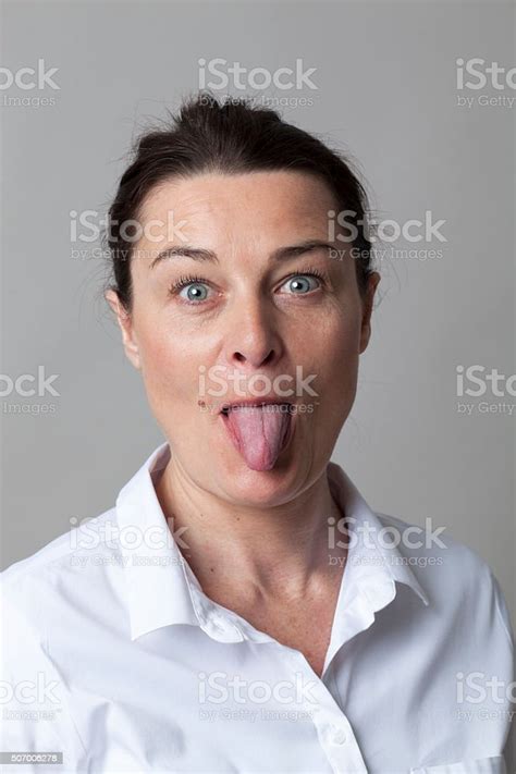 Playful Beautiful Woman Sticking Her Tongue Out For Funny Face 照片檔及更多 做