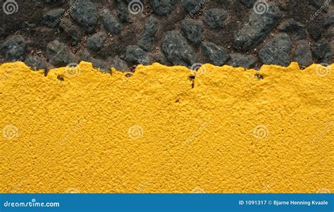 dikke gele verf stock afbeelding image  ruimte achtergrond