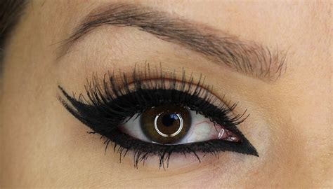 apply eyeliner perfectly   step  step tutorial