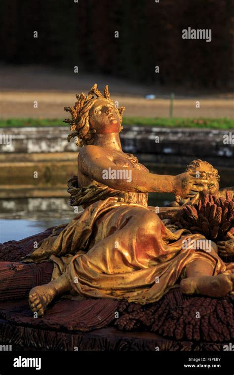 una estatua de oro de ceres la diosa romana de las cosechas de maiz  en los jardines del