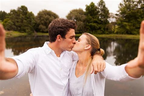 Baisers De Selfie De Couples Photo Stock Image Du Romantique