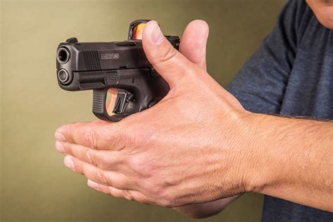 properly grip  pistol step  step instructions handguns