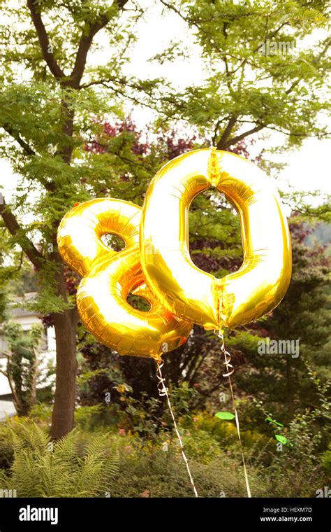 dekoration zum  geburtstag im garten mit goldenen luftballons stockfotografie alamy