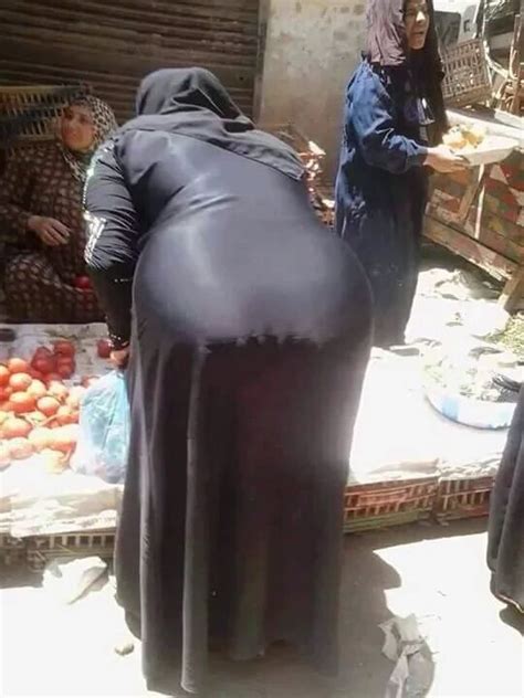 Niqab Woman Shows Her Sexy Body