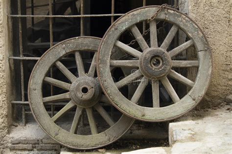 vieille roue en bois image stock image du retro rustique