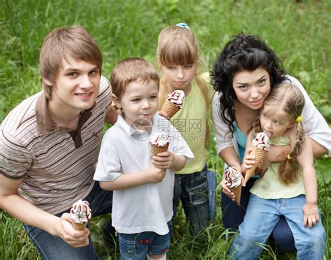 带着孩子吃冰淇淋的户外家庭高清图片下载 正版图片504669082 摄图网