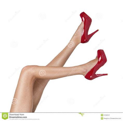 pattes femelles avec de hauts talons rouges image stock image du pied