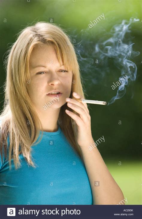 teenager mädchen rauchen einer zigarette außerhalb