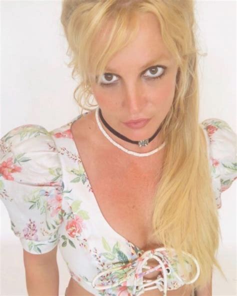 Britney Spears S Tits In Deep Cleavage 11 Selfies The