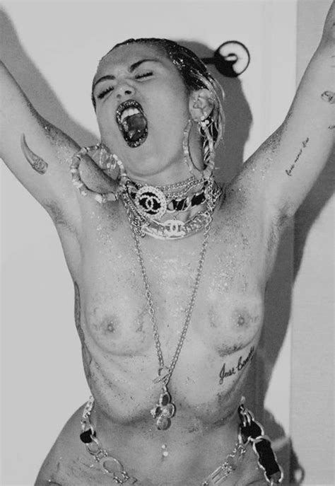 miley cyrus topless 2 bandw photos thefappening