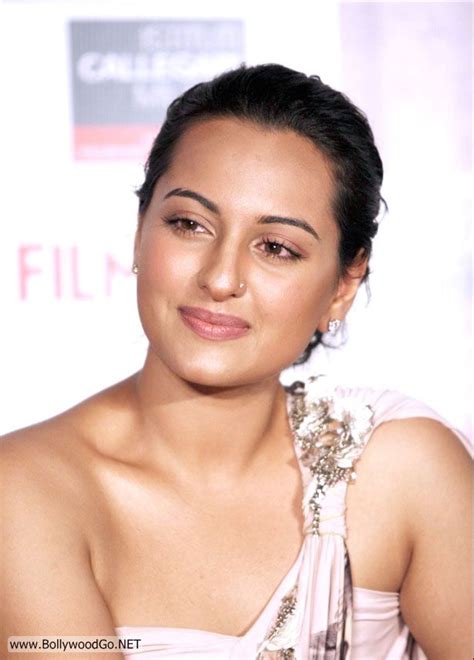 desi bollywood actress 10 sonakshi sinha hot pictures of public appearances