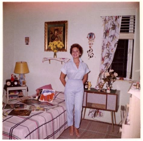 40 Vintage Photos Capture People In Their Bedrooms In The 1950s