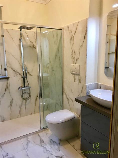 Essa è una doccia con tre dei lati che la racchiudono realizzati in cemento impermeabilizzato e rivestito di materiale . Foto - Ingolbare una finestra in una doccia