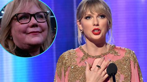 Taylor Swift S Mom Brought To Tears During Heartfelt Speech At Amas