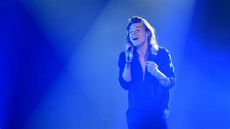 harry styles of one direction fame gives a masterful