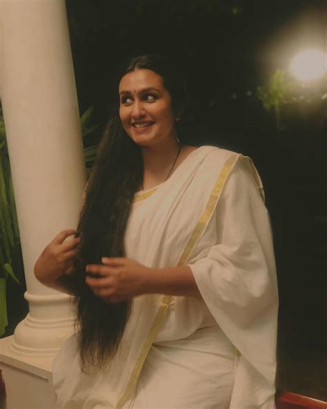 Malayalam Serial Actress Gallery Kavitha Nair In Saree Hot Photos