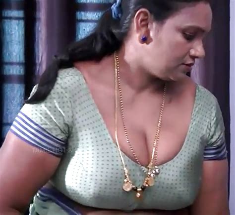 desi tamil housewife remove saree blouse pic साड़ी में हाउस वाइफ की सेक्स